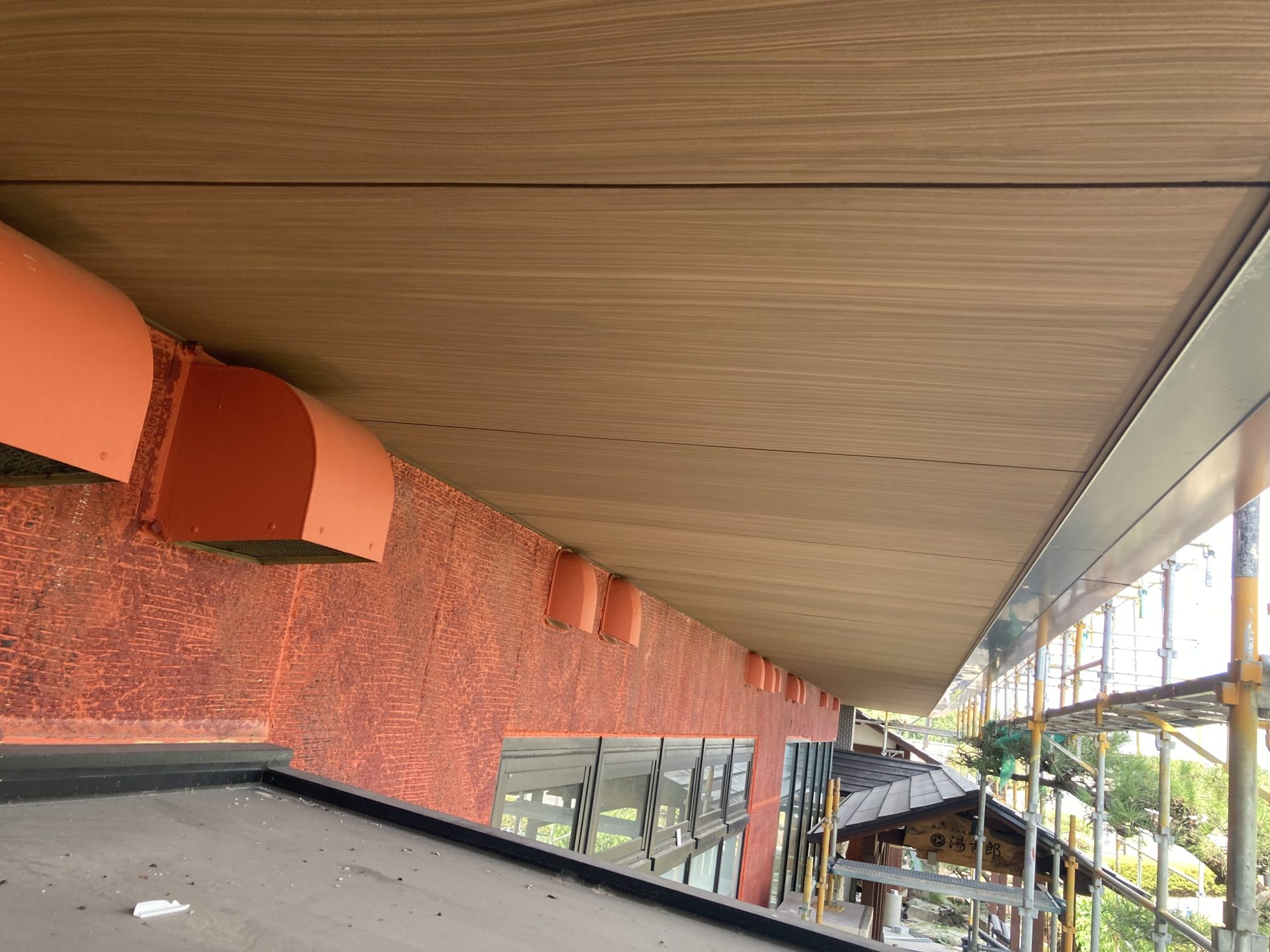 清須市　天然温泉施設　軒天特殊塗装工事 | 塗装・吹付け工事